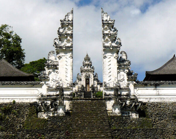 Handara Gate Bedugul: Spot Foto Ikonik di Gerbang Candi Bentar Pegunungan