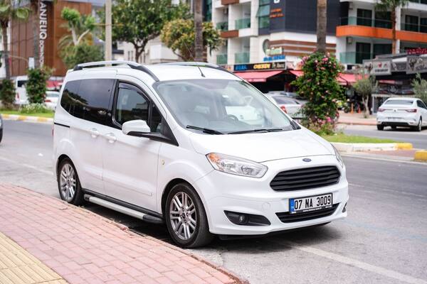 Harga Sewa Mobil + Sopir di Bali Sehari (2026)
