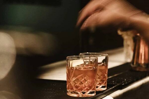 Honey & Smoke Ubud: Jam Buka, Harga Koktail, Malam Jazz