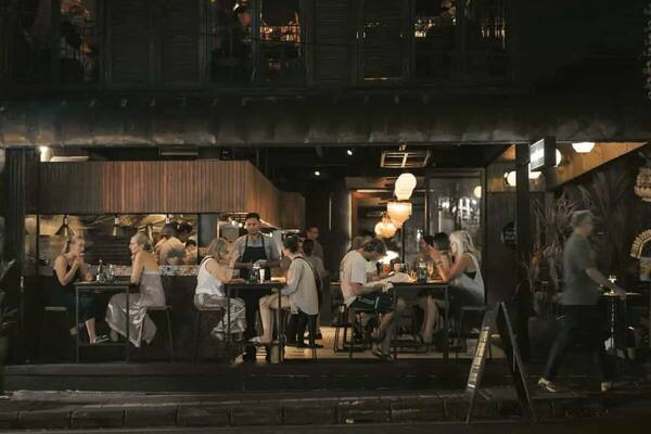 Honey & Smoke Ubud: Jam Buka, Harga Koktail, Malam Jazz