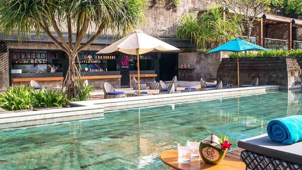Hotel Indigo Bali Seminyak Beach: Desain Bercerita, Lima Kolam, dan Pantai di Seberang Jalan