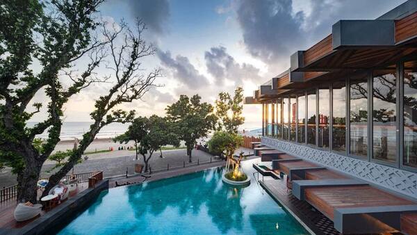 Hotel Indigo Bali Seminyak Beach: Desain Bercerita, Lima Kolam, dan Pantai di Seberang Jalan