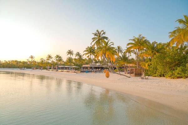 Hotel Tepi Pantai di Bali 2026: 12 Resor Beachfront Nyata per Kawasan, Kisaran Harga & Cara Hemat Voucher
