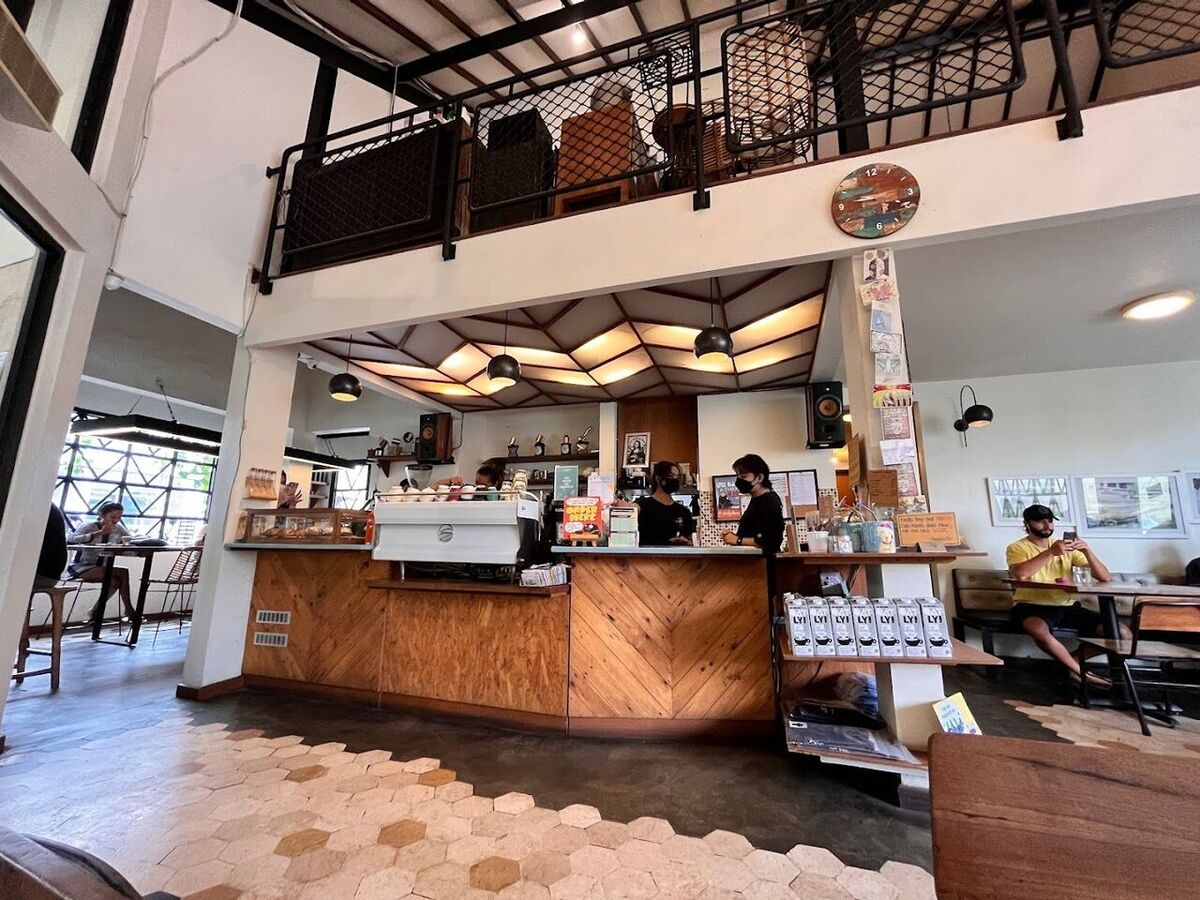 चंगू का Hungry Bird Coffee Roaster: ख़ुद भुनी कॉफ़ी, ब्रंच और काम के लिए आरामदायक टेबल