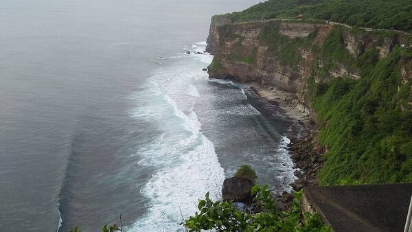 Impossibles Beach Uluwatu: Pantai Tersembunyi di Bawah Tebing untuk Surfer