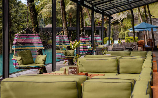 Jungle Fish Ubud: Kolam Infinity di Atas Lembah Wos dan Sistem Minimum Spend-nya