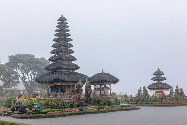 Kapan Waktu Terbaik ke Bali? Panduan Musim, Cuaca, Harga Hotel & Kalender Event 2026