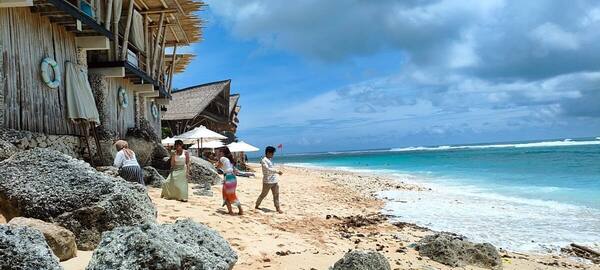 Karma Beach (Karma Kandara), Ungasan: Pantai Tersembunyi di Bawah Tebing Bukit