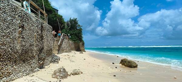 Karma Beach (Karma Kandara), Ungasan: Pantai Tersembunyi di Bawah Tebing Bukit