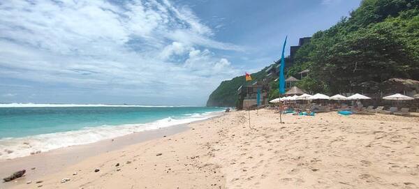 Karma Beach (Karma Kandara), Ungasan: Pantai Tersembunyi di Bawah Tebing Bukit