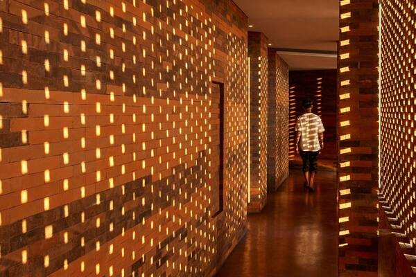 Katamama (Potato Head Suites) Seminyak: Hotel Butik dari 1,5 Juta Bata Buatan Tangan