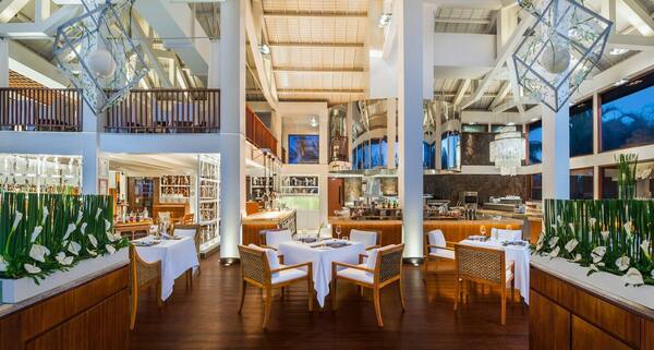 Kayuputi في نوسا دوا: مطعم فاخر على شاطئ The St. Regis Bali