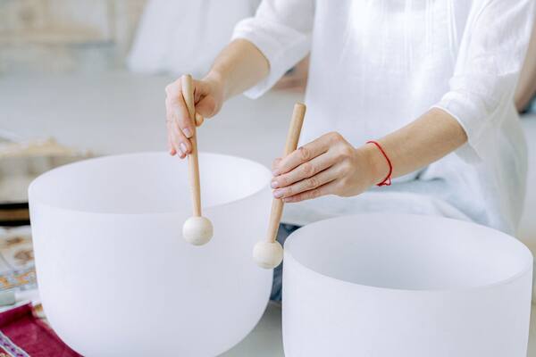 Kelas Yoga Drop-in & YTT di Bali 2026: 8 Studio Nyata, Harga Kelas & Cara Memilih