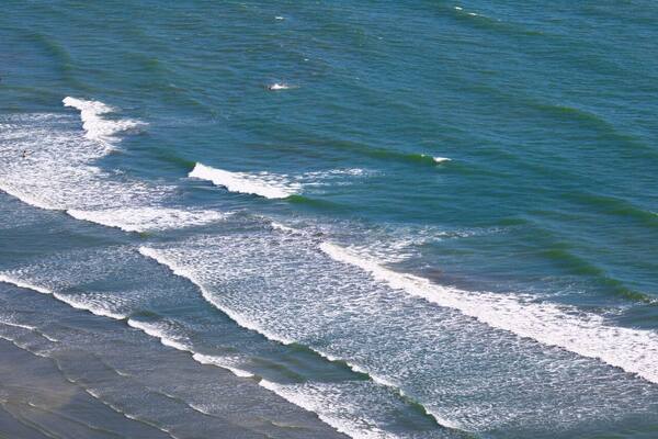 Keselamatan di Pantai Bali 2026: Arti Bendera, Arus Rip, Lifeguard Balawista & Pantai Mana yang Aman Berenang