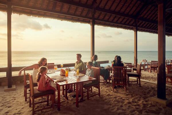 KISIK Seafood and Grill AYANA Jimbaran: Bakaran Segar di Pasir Kaki Tebing