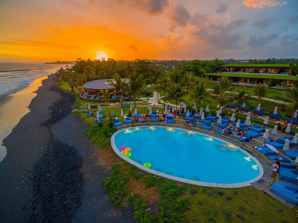 Komune Beach Club в Керамасе: депозит, бассейн, ночной сёрф