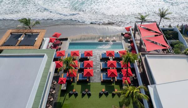 Ku De Ta Seminyak: Ikon Bersantap dan Sunset di Tepi Pantai
