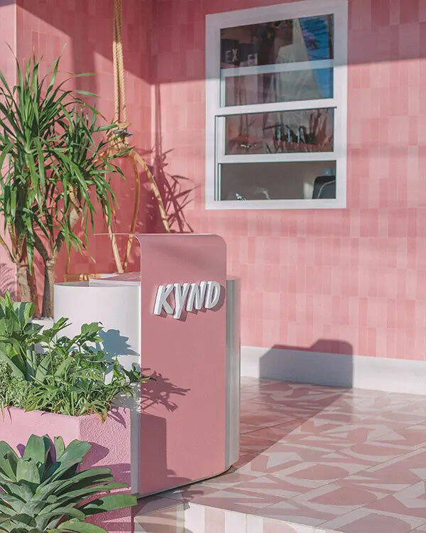 Kynd Community Canggu: Kafe Plant-Based Ikonik dengan Dinding Pink