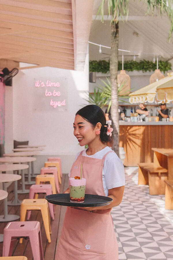 Kynd Community Canggu: Kafe Plant-Based Ikonik dengan Dinding Pink
