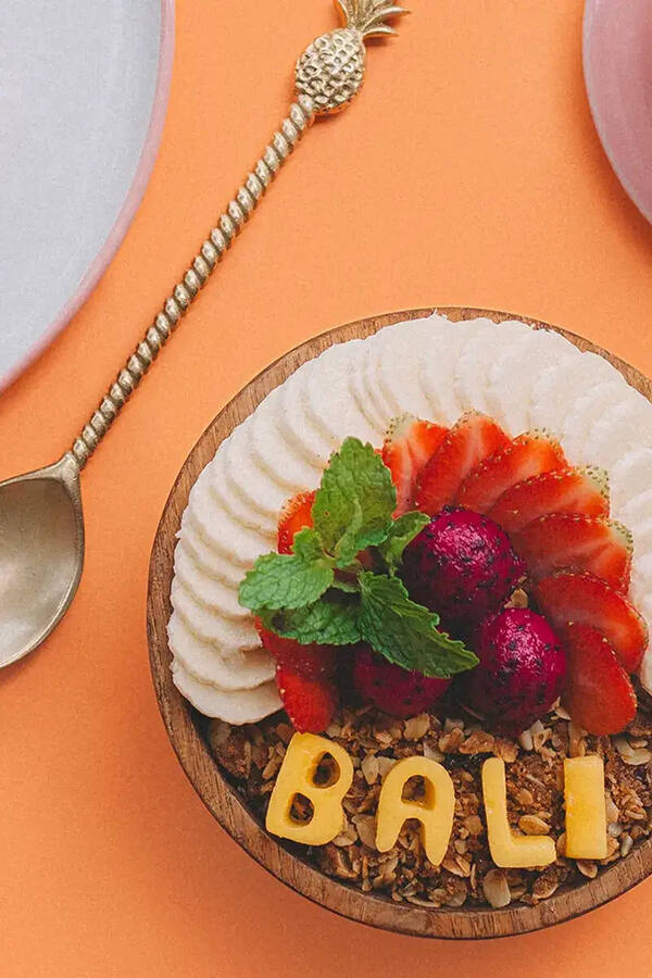 Kynd Community Canggu: Kafe Plant-Based Ikonik dengan Dinding Pink