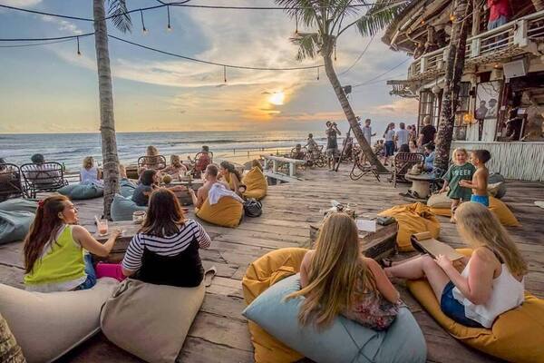 La Brisa Beach Club, Canggu: Surga Eko-Rustik dari Kayu Daur Ulang di Tepi Pantai
