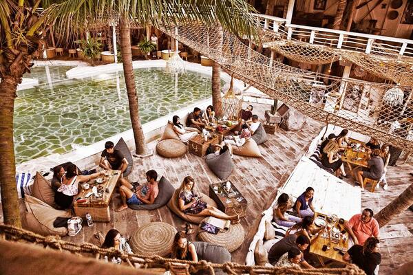La Brisa Beach Club, Canggu: Surga Eko-Rustik dari Kayu Daur Ulang di Tepi Pantai
