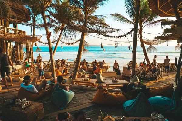 La Brisa Beach Club, Canggu: Surga Eko-Rustik dari Kayu Daur Ulang di Tepi Pantai