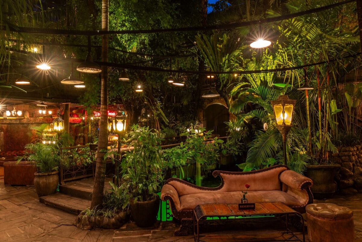 La Favela Seminyak: Jungle-Vintage Bar, Restaurant & Club Since 2012 — Party Hours, Drink Prices & Entry Rules