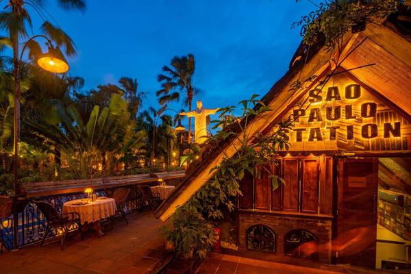 La Favela Seminyak: Bar, Restoran & Klub Bernuansa Hutan Vintage Sejak 2012 — Jam Pesta, Harga Minuman & Aturan Masuk