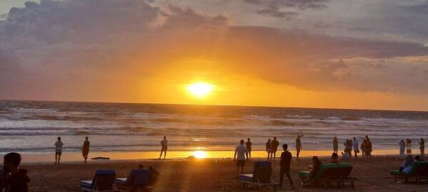 La Lucciola Seminyak: Santapan Italia Tepi Pantai dengan Sunset Petitenget