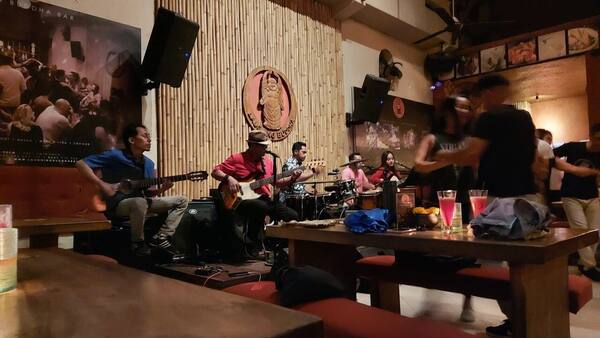 Laughing Buddha Bar Ubud: Jam Live Music, Harga, Perlu Booking?
