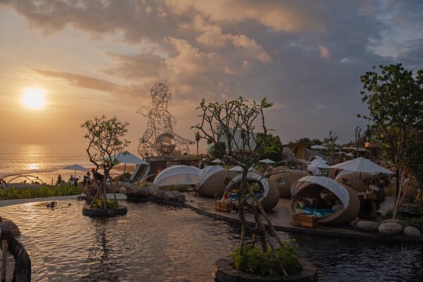 LUNA Beach Club Nuanu Tabanan: Beach Club Bambu Spiral di Tebing Pantai Nyanyi, Dekat Canggu