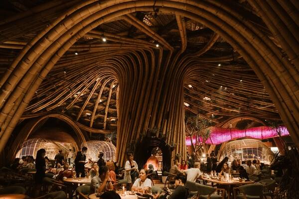 LUNA Beach Club Nuanu Tabanan: Beach Club Bambu Spiral di Tebing Pantai Nyanyi, Dekat Canggu
