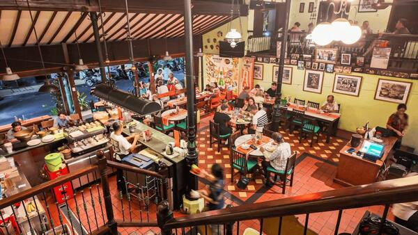 Made's Warung Seminyak: Ikon Kuliner Legendaris Bali Sejak 1969
