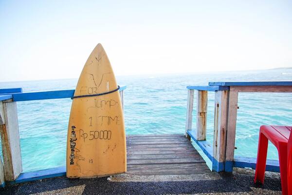 Mahana Point Nusa Ceningan: Lompat Tebing & Bar Surf di Tepi Karang