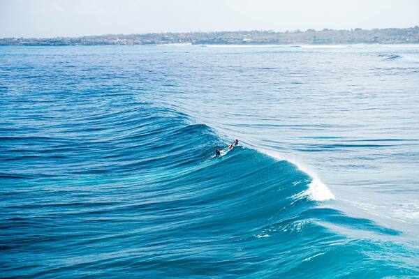 Mahana Point Nusa Ceningan: Lompat Tebing & Bar Surf di Tepi Karang