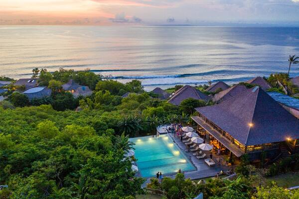 Mana Uluwatu: Sunset Tepi Kolam dan Pesta Jumat di Suluban