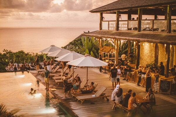 Mana Uluwatu: Sunset Tepi Kolam dan Pesta Jumat di Suluban