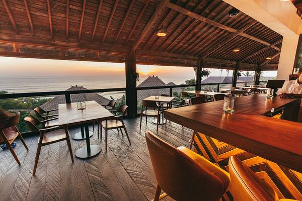 Mana Uluwatu: Sunset Tepi Kolam dan Pesta Jumat di Suluban