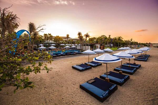 Manarai Beach House Nusa Dua: Beach Club ISMAYA di Pantai Sofitel yang Santai & Ramah Keluarga