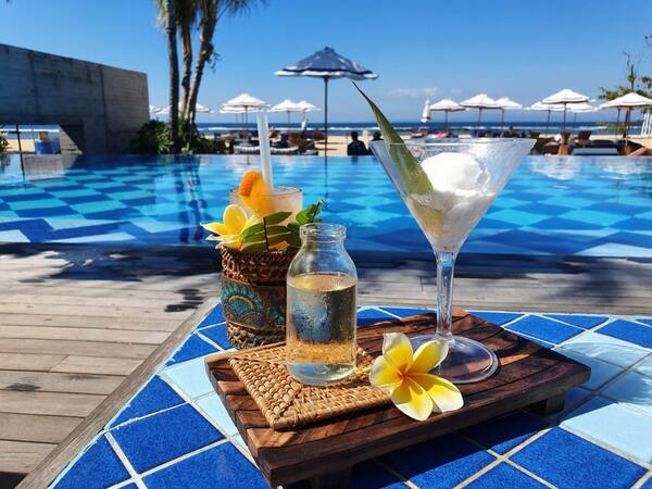 Manarai Beach House Nusa Dua: Beach Club ISMAYA di Pantai Sofitel yang Santai & Ramah Keluarga