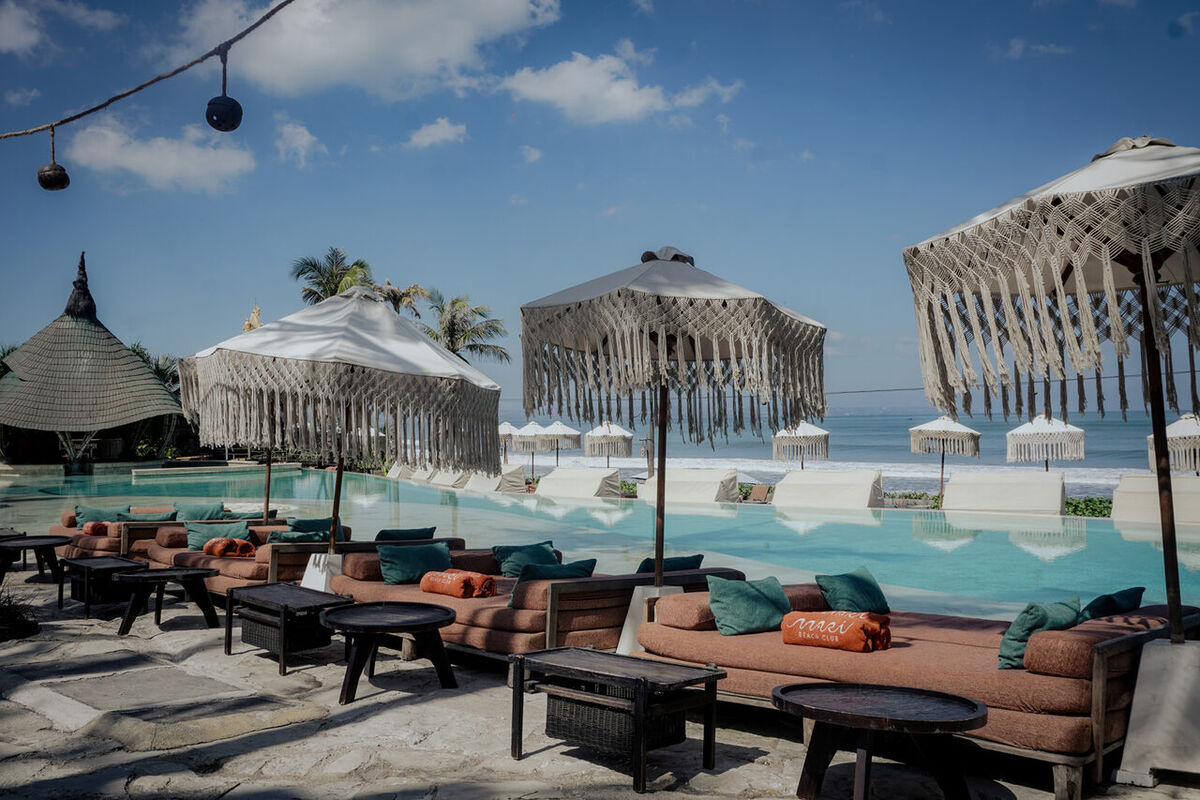 Mari Beach Club в Бату-Белиг: цены на лежаки, напитки, часы пик