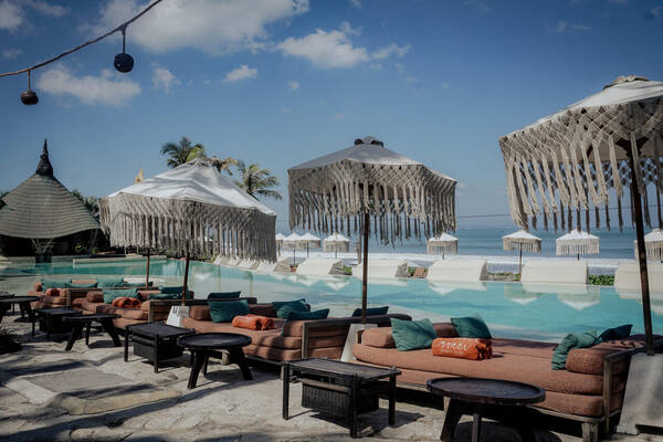 Mari Beach Club Batu Belig: Daybed Prices, Drinks and Busy Hours