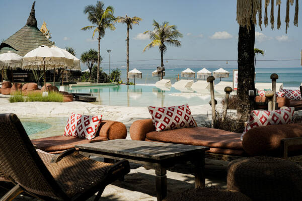 Mari Beach Club Batu Belig: Harga Daybed, Minuman, dan Jam Ramai
