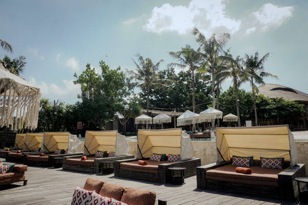 Mari Beach Club Batu Belig: Harga Daybed, Minuman, dan Jam Ramai