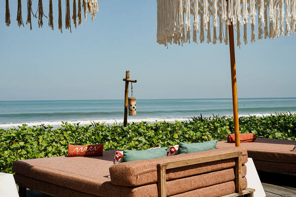 Mari Beach Club Batu Belig: Harga Daybed, Minuman, dan Jam Ramai