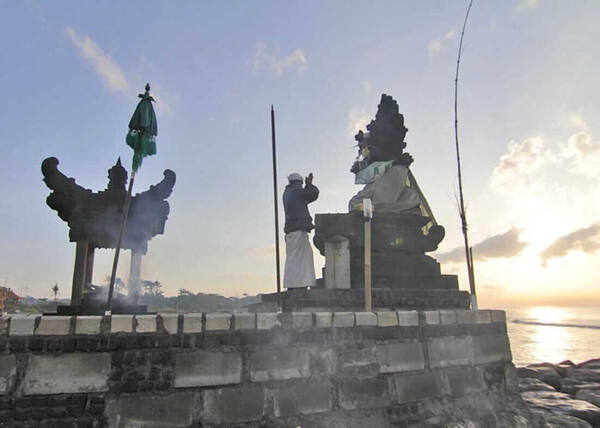 Melukat di Pura Campuhan Windhu Segara: Ritual Penyucian Diri di Muara Padanggalak