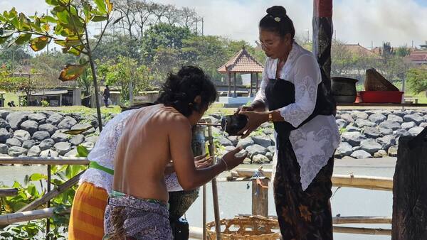 Melukat di Pura Campuhan Windhu Segara: Ritual Penyucian Diri di Muara Padanggalak