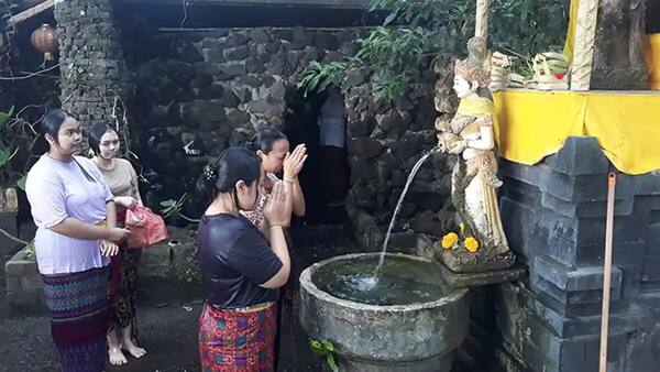 Melukat di Pura Campuhan Windhu Segara: Ritual Penyucian Diri di Muara Padanggalak