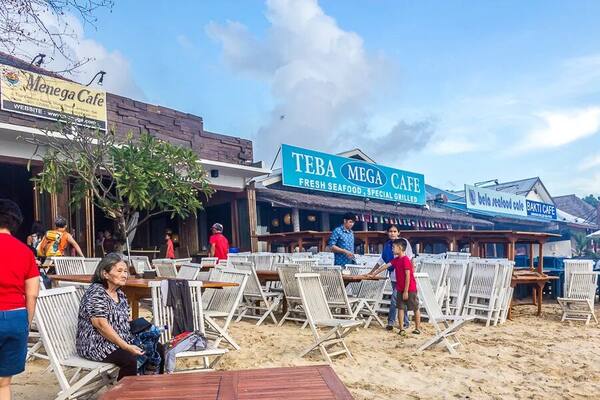 Menega Cafe Jimbaran: Seafood Bakar Tepi Pantai dengan Sunset Tak Terlupakan